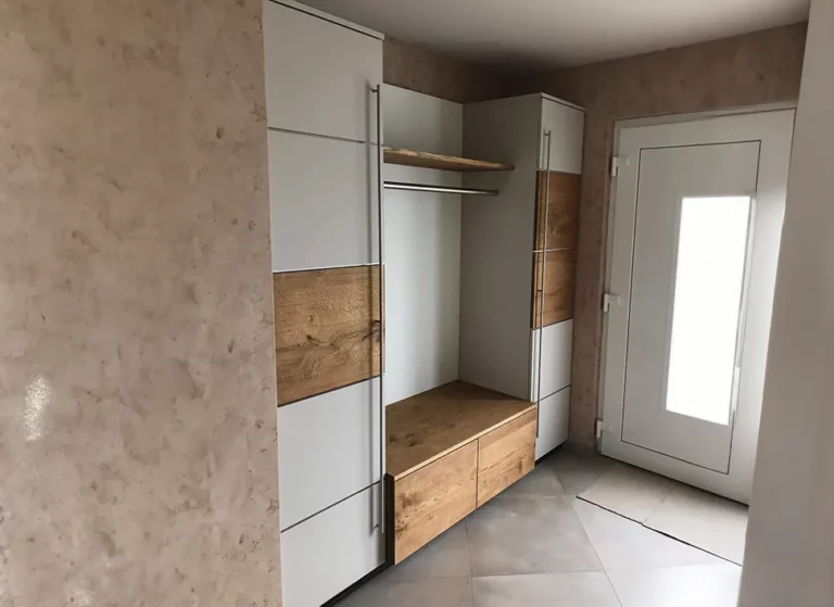 Garderobe in Weiß und Eiche mit Sitzbank im Eingangsbereich in Korbach