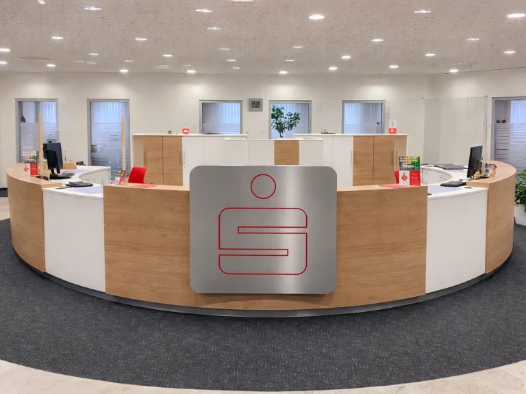 Runde Beratungstheke in Weiß und Eiche-Optik in Bad Arolsen