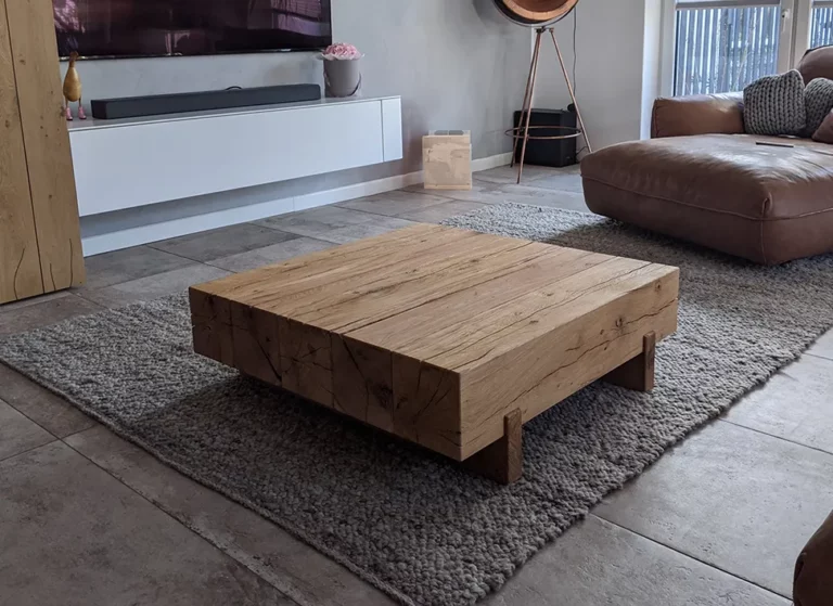 Couchtisch aus Eichenbalken in einem Wohnzimmer in Korbach