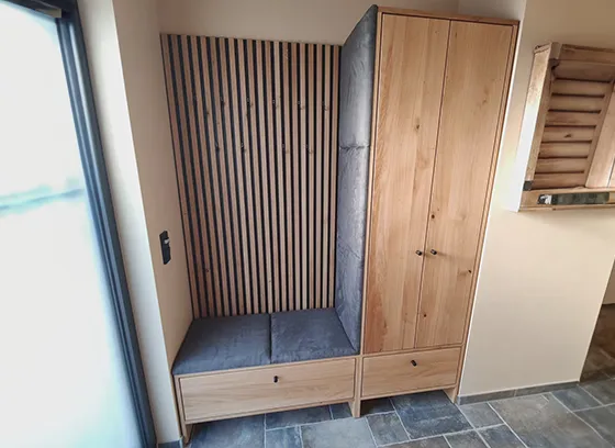 Garderobe aus Eiche mit Polsterbank und Lamellenwand in Korbach