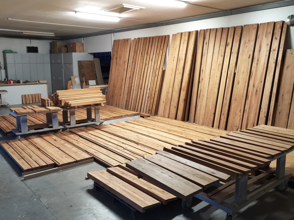 Massivholzbretter in der Werkstatt vor der Weiterverarbeitung