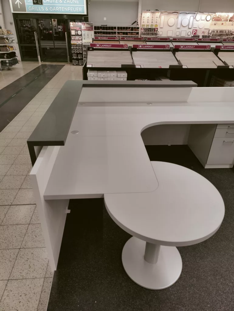 Beratungsplatz mit rundem Tisch für Kundengespräche in Korbach