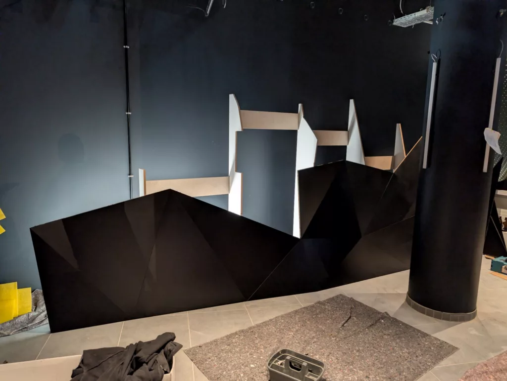 Montage der facettierten Designwand in Berlin