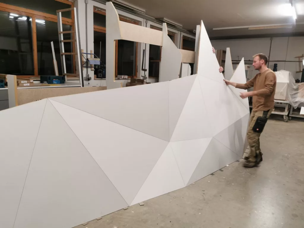 Probeaufbau der Designwand in der Werkstatt in Korbach