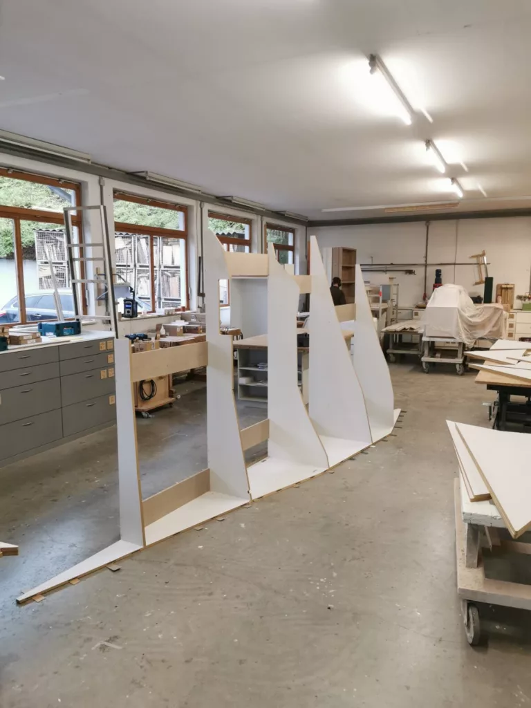 Unterkonstruktion der facettierten Designwand in der Werkstatt