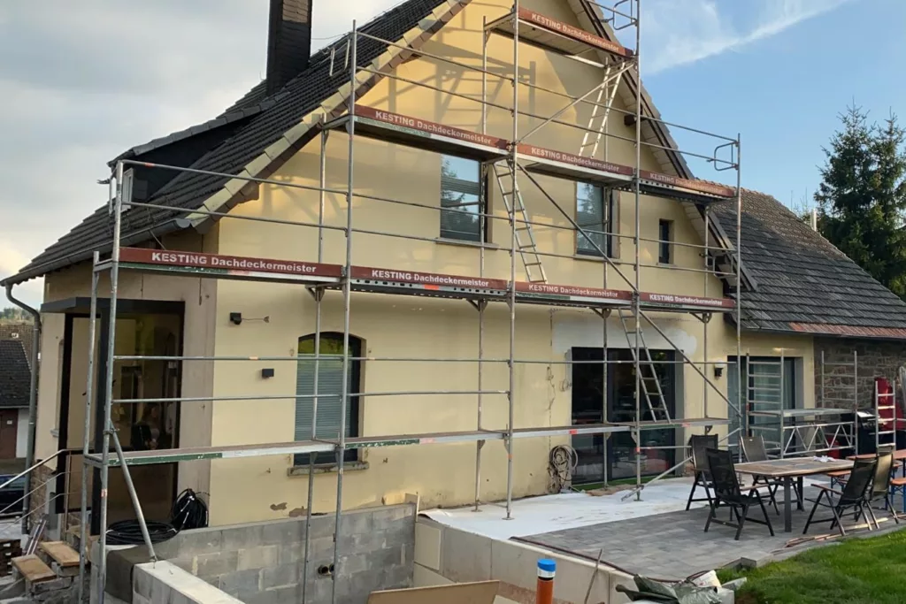 Wohnhaus in Korbach mit Gerüst vor der Montage der neuen Fassade