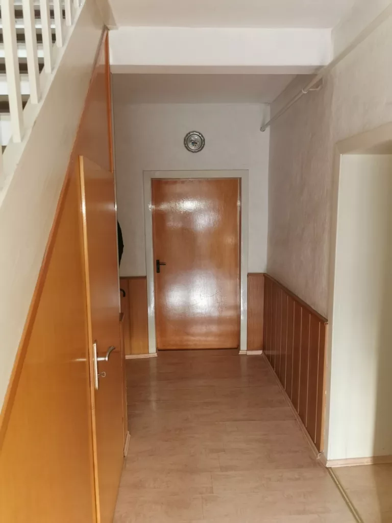 Flur in Flechtdorf vor der Sanierung