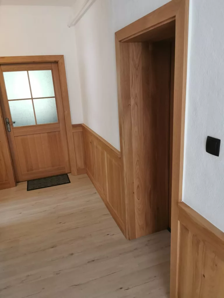 Flur mit Kassetten-Wandvertäfelung, Türen und Zargen aus Eiche massiv in Flechtdorf
