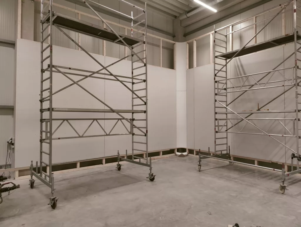 Beplankung mit weißem MDF und gerundeter Hohlkehle im Fotostudio