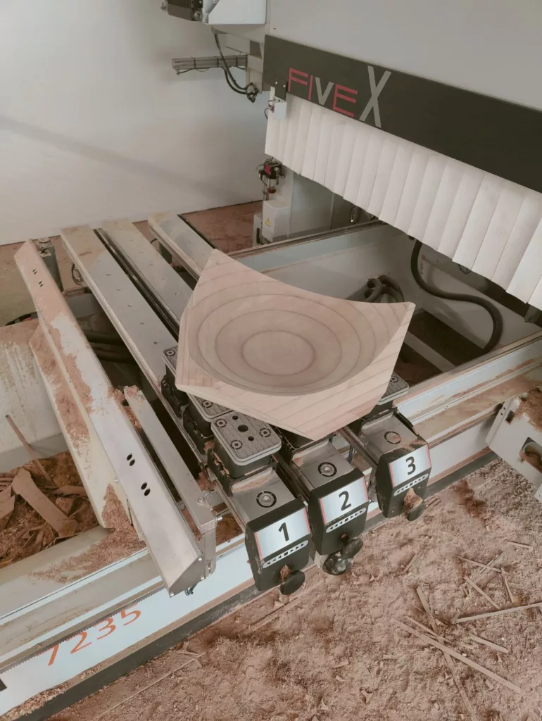 Eckstück der Hohlkehle auf der 5-Achs-CNC in der Werkstatt von Zimmermann Möbelbau