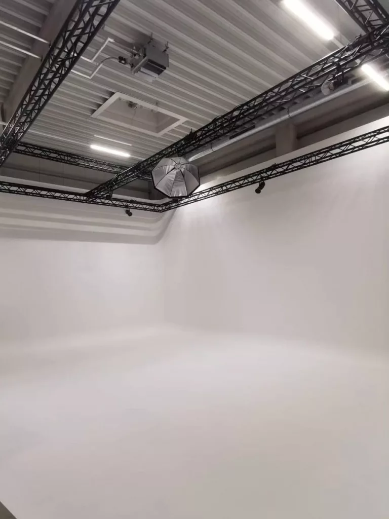 Fotostudio mit nahtloser Hohlkehle für Fahrzeuge in Korbach