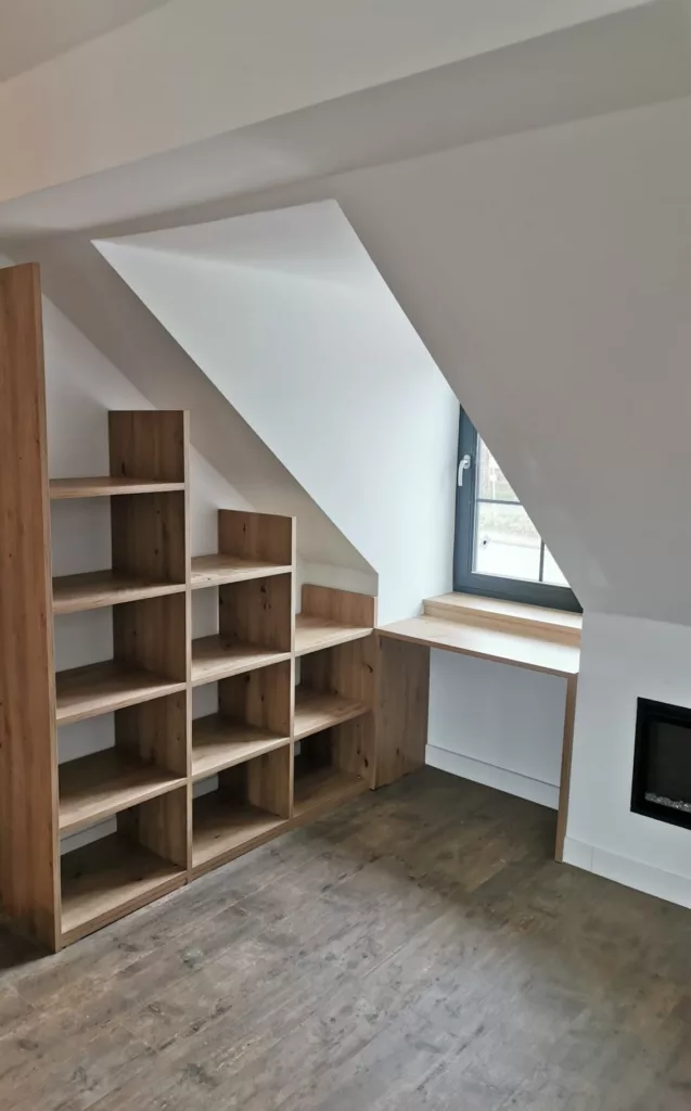 Regal entlang der Dachschräge mit Schreibtisch am Fenster aus Eiche, Loftwohnung Korbach