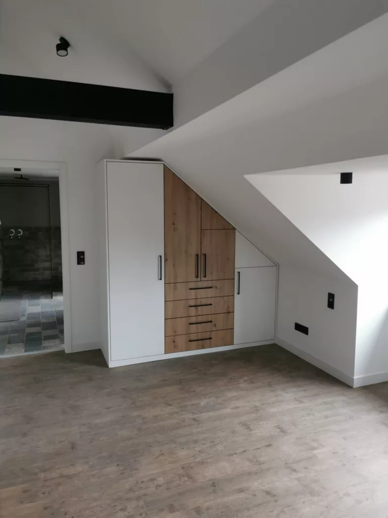 Einbauschrank unter der Dachschräge in Weiß und Eiche, Loftwohnung Korbach