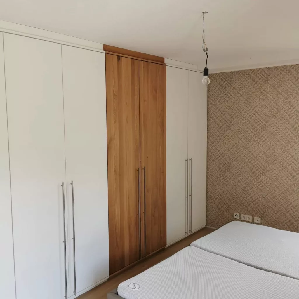 Kleiderschrank nach Maß in Weiß matt mit Mittelteil aus Eiche massiv, Korbach