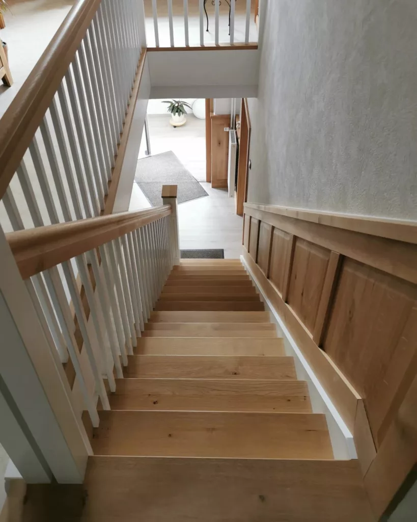 Treppe mit Stufen aus Eiche massiv und Wandvertäfelung von oben gesehen, Flechtdorf