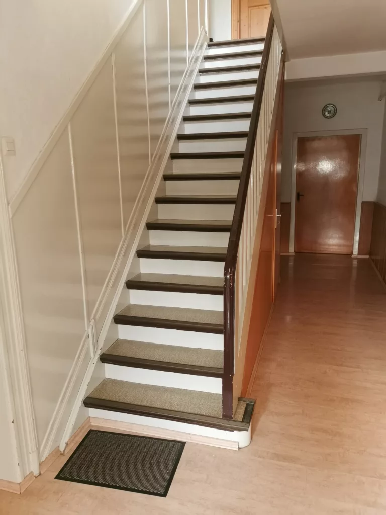 Alte Treppe in Flechtdorf vor der Sanierung